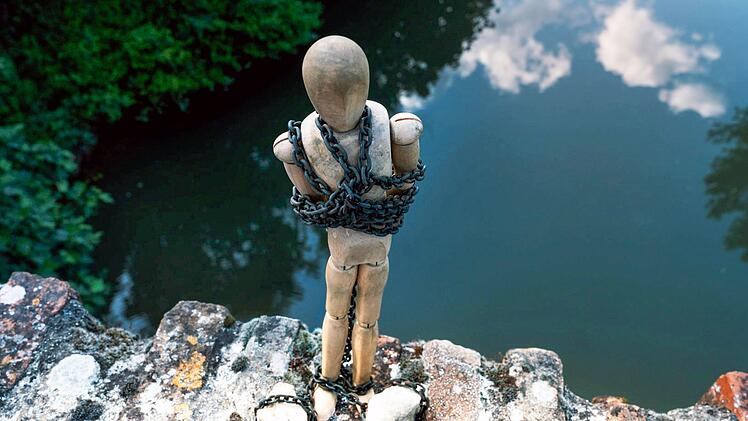 Die mittelalterliche Gottesprobe: Die beschuldigte Person wurde gefesselt ins Wasser geworfen - ging sie unter, war sie unschuldig, schwamm sie an der Oberfl&auml;che, deutete dies auf Schuld hin.