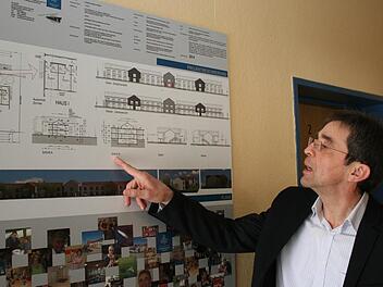 Gesamtleiter Günther Allinger erläutert die Planung: An der Bechhofener Straße soll ein dreigegliedertes Gebäude mit 32 neuen Wohnplätzen entstehen. Fotos: Evi Seeger