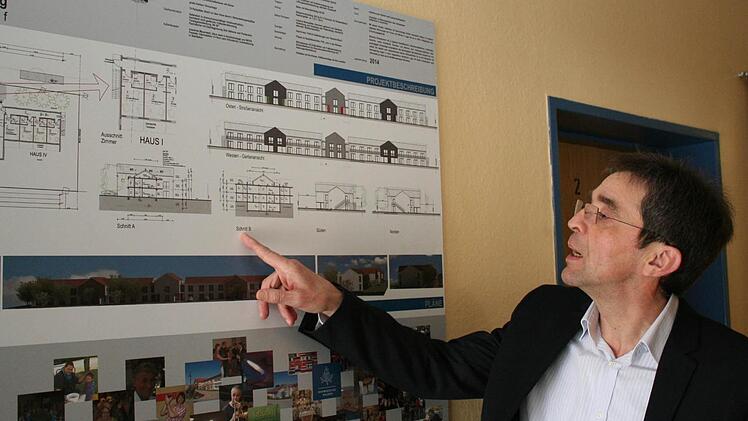 Gesamtleiter Günther Allinger erläutert die Planung: An der Bechhofener Straße soll ein dreigegliedertes Gebäude mit 32 neuen Wohnplätzen entstehen. Fotos: Evi Seeger