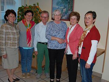 Von links: Birgit Schenk, Marianne Söder, Rolf Windecker (Tanzleiter), Marianne Windecker (1. Vorsitzende), Maria Neder (nach 30 Jahren scheidende Vorsitzende) und Elfriede Hohn. Foto: Günther Straub