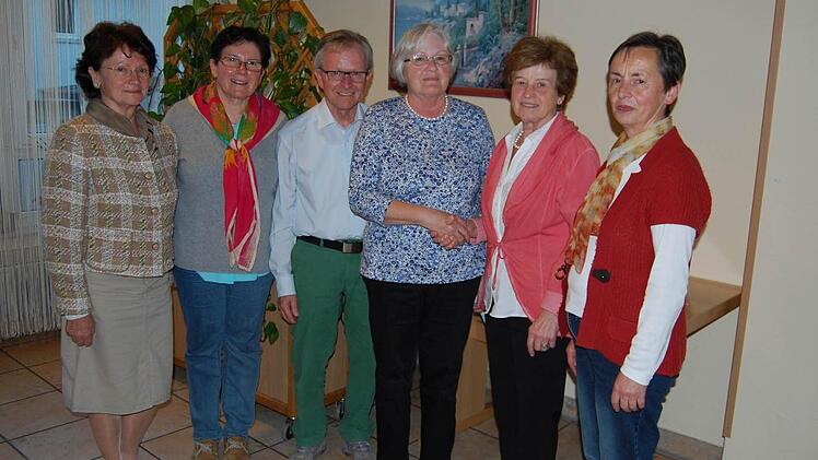 Von links: Birgit Schenk, Marianne Söder, Rolf Windecker (Tanzleiter), Marianne Windecker (1. Vorsitzende), Maria Neder (nach 30 Jahren scheidende Vorsitzende) und Elfriede Hohn. Foto: Günther Straub