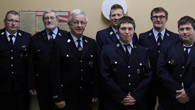 2. Kommandant Matthias Zwecker ehrte Herrmann Schlereth, Dieter Söder, Peter Albert, Herbert Schneider, Thorsten und Tobias Geis.