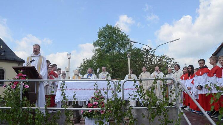 Regionaldekan Thomas Teuchgräber zelebrierte die Eucharistie. Im Hintergrund die Geistlichen aus der Region mit Ministranten. Foto: Karl-Heinz Hofmann