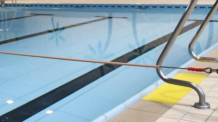 Die Zukunft des Tettauer Hallenbads ist Gemeinderatsthema: Jetzt soll eine Kostenanalyse her. Symbolbild/Archiv