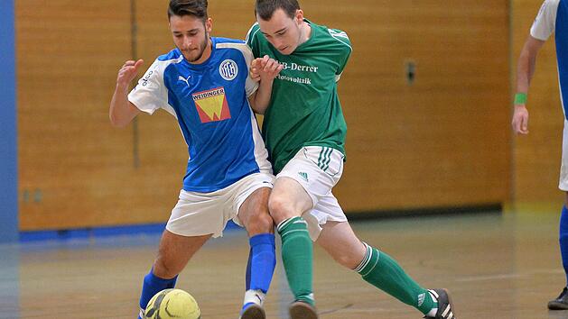 Der spätere Sieger des A-Jugend-Turniers, die SG Herzogenaurach (blaue Trikots), wies in der Gruppenphase den TSV Lonnerstadt mit 3:2 in die Schranken. Fotos: Picturedreams