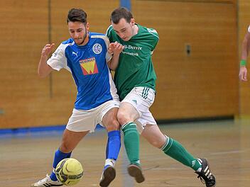 Der sp&auml;tere Sieger des A-Jugend-Turniers, die SG Herzogenaurach (blaue Trikots), wies in der Gruppenphase den TSV Lonnerstadt mit 3:2 in die Schranken. Fotos: Picturedreams