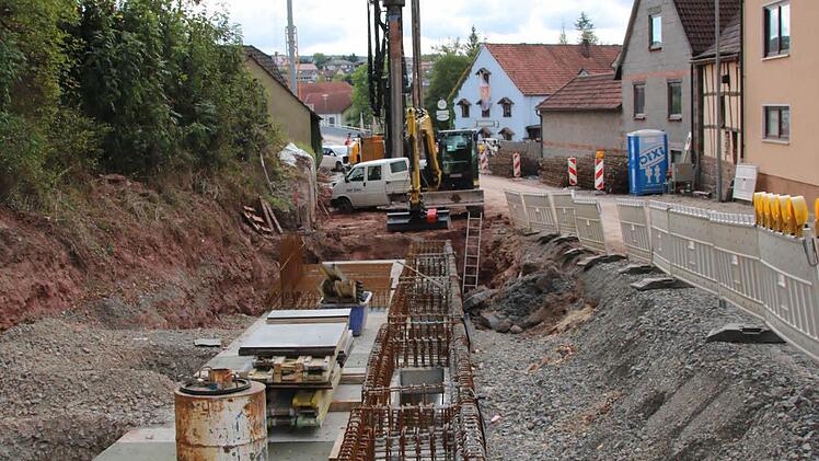 Im Vordergrund der Tunnel fürs Wasser mit Lichtschächten, dahinter der Spezialbohrer, der gestern still stand. Fotos: Ralf Ruppert