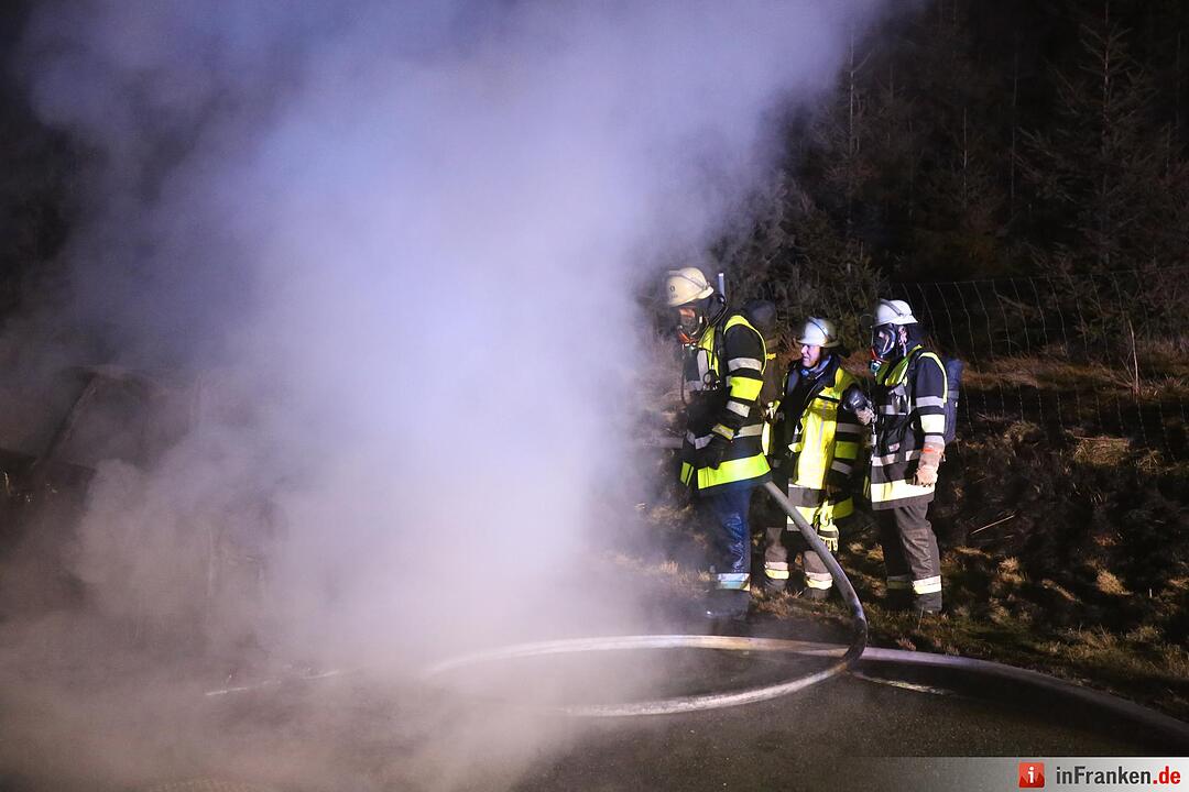 Pkw geht auf der A9 in Flammen auf