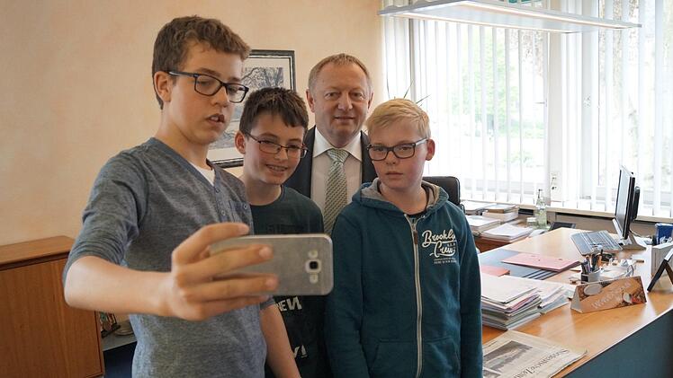 Selfie mit dem Landrat: Noah, Tom und Fabian beim Boys' Day im Landratsamt. Foto: Lena Pfister