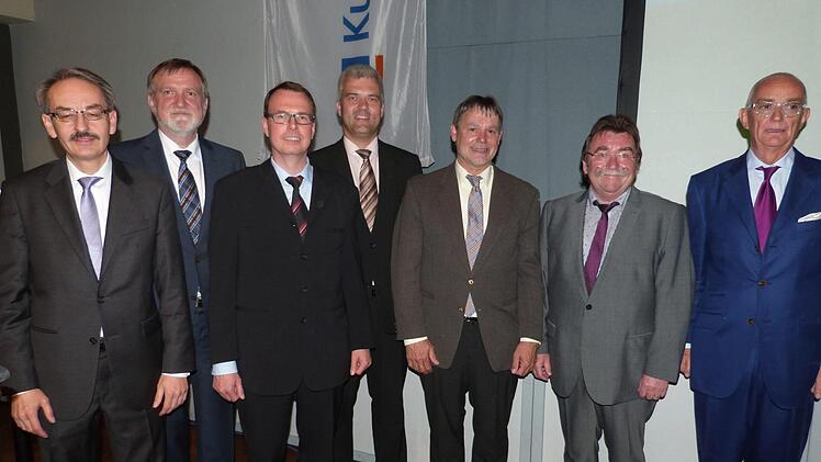 Die Wahlen zum Aufsichtsrat aus der Fusion brachten folgendes Ergebnis: Timo Ehrhardt, Ludwigstadt; Josef Geiger, Kronach; Frank Wich, Fischbach; Gerhard Wunder, Steinwiesen. Unser Bild zeigt (von links) Vorstand Stephan Ringwald und Vorstand Dieter Bordihn, Frank Wich, Timo Ehrhardt, Gerhard Wunder, Josef Geiger und Aufsichtsratsvorsitzenden Peter Heinlein.  Foto: Werner Reißaus