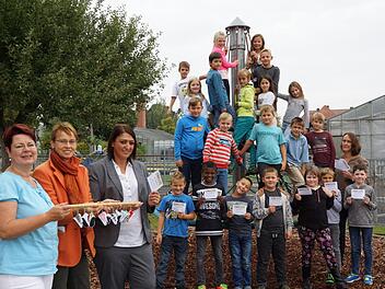 Spendenübergabe: Grundschulrektorin Simone Albert, Bibliotheksleiterin Karin Wengerter, Elternbeiratsvorsitzende Mandy Lacey  und die Klasse 3 c  mit Barbara Jenkner. Foto: Arkadius Guzy