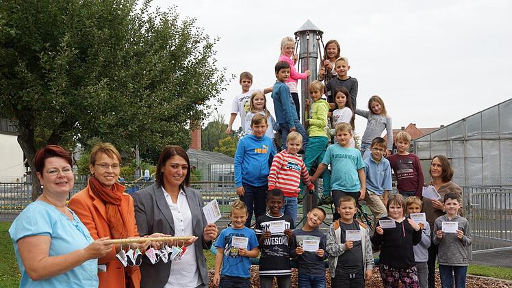 Spendenübergabe: Grundschulrektorin Simone Albert, Bibliotheksleiterin Karin Wengerter, Elternbeiratsvorsitzende Mandy Lacey  und die Klasse 3 c  mit Barbara Jenkner. Foto: Arkadius Guzy