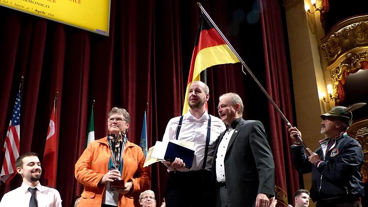 Maestro Felix Resch (rechts) überreichte Maria Egglseder und Thomas Kaminski die Auszeichnung in Silber für die Leistung des Chors.Christian Ziegler