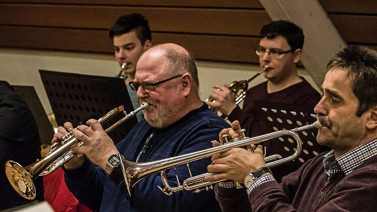 Mit dem Orchester der Musikfreunde Neustadt und der Solistin Hanna Pyrozhkova probt Hans Stähli das Cellokonzert von Jacques Offenbach.Foto: Jochen Berger