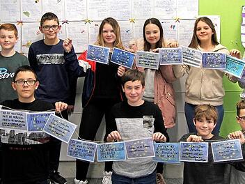 Auf die Europafahne mit den zwölf Sternen schrieben die Eltmanner Realschüler, welche Vorteile Europa hat.  Foto: Günther Geiling