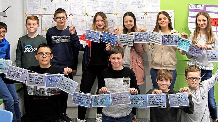 Auf die Europafahne mit den zwölf Sternen schrieben die Eltmanner Realschüler, welche Vorteile Europa hat.  Foto: Günther Geiling