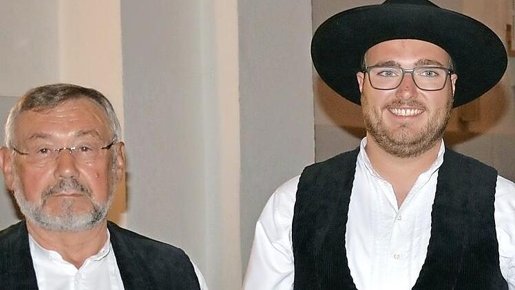 Zimmerergeselle Maximilian Weber erh&auml;lt von Obermeister Ewald G&ouml;&szlig;wein aus Heroldsbach einen "Timmy" (Maskottchen).