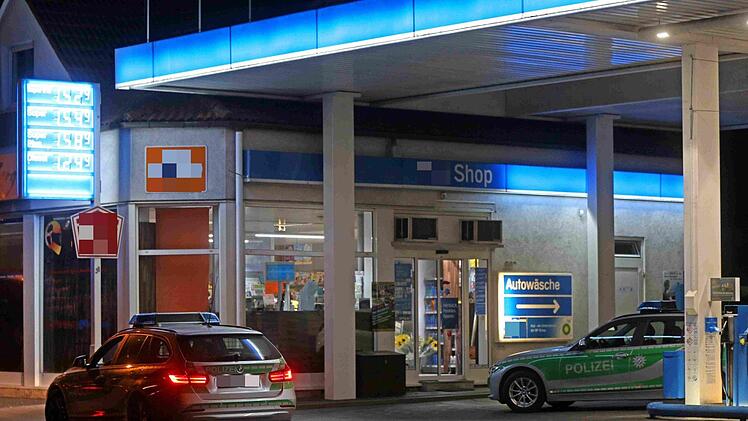 Am Samstagabend versuchte ein 20-Jähriger, eine Tankstelle in Nürnberg zu überfallen. Er wurde von der Polizei festgenommen. Symbolfoto: NEWS5 / Herse