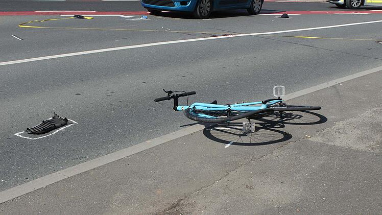 Fahrradfahrer nach Kollision mit Auto verletzt