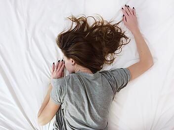 Sprechen im Schlaf, die Somniloquie, ist eine Schlafstörung, die als unbedenklich eingestuft wird.