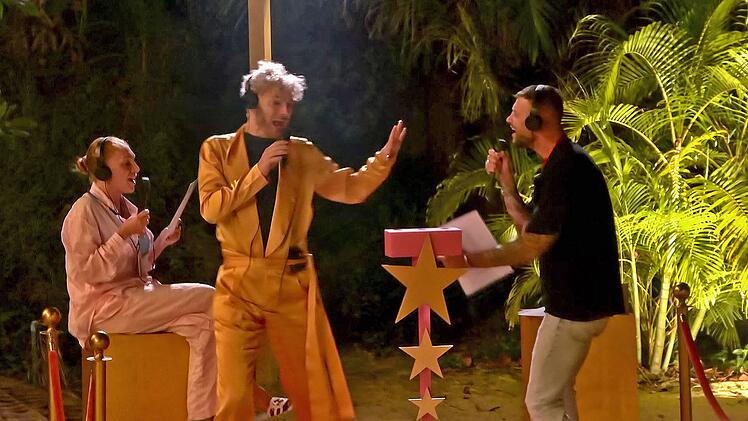 "Durch den Monsun", "Atemlos durch die Nacht" und andere Songs m&uuml;ssen die Stars vor dem Klo performen.