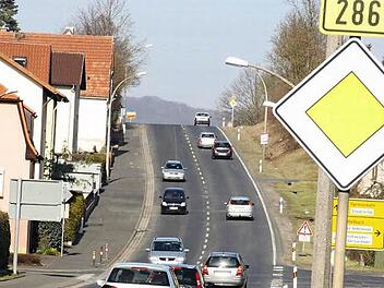Alltag in Arnshausen: Der Straßenverkehr quält sich durch den Ort.  Foto: Edgar Bartl