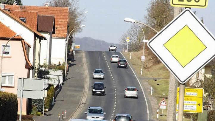 Alltag in Arnshausen: Der Straßenverkehr quält sich durch den Ort.  Foto: Edgar Bartl