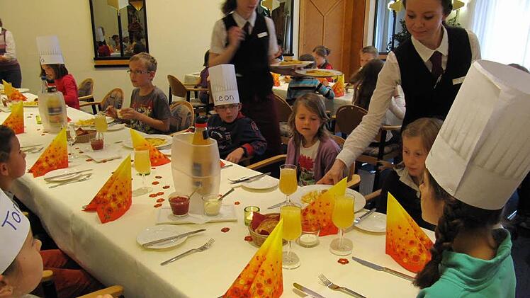 Dekorieren, braten, backen - endlich können die jungen Köche ihr Essen genießen.