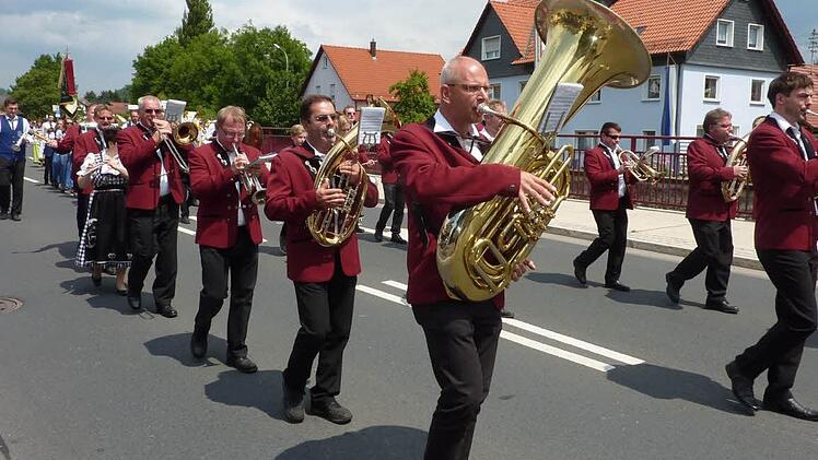 Die Stadtkapelle Teuschnitz marschierte mit.