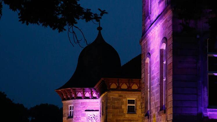 Die beleuchtete Fassade von Schloss Eyrichshof Foto: Matthias Hoch