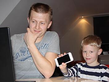 Eugen Hahn (hier mit Sohn Alexander) aus Römershag nutzt sein Smartphone als Router. So kann er im Netz surfen, auch wenn die DSL-Verbindung miserabel ist. Foto: Ulrike Müller