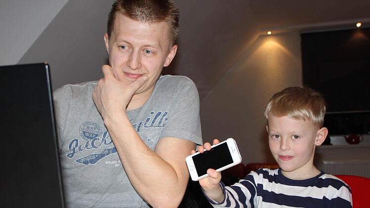 Eugen Hahn (hier mit Sohn Alexander) aus Römershag nutzt sein Smartphone als Router. So kann er im Netz surfen, auch wenn die DSL-Verbindung miserabel ist. Foto: Ulrike Müller