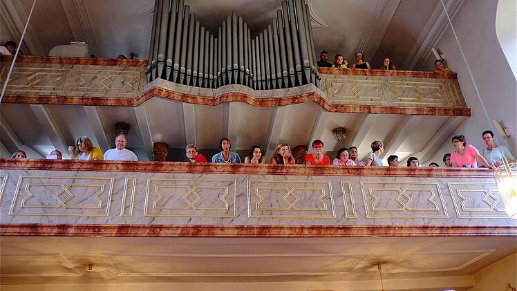 Die Ministranten grüßten von der Empore. Foto: Gerd Schaar