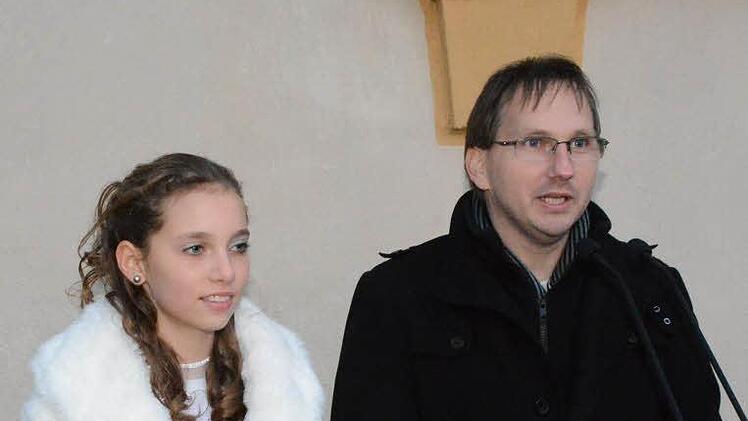 hristkind Lisa Müller-Gärtner und Bürgermeister Wolfram Thein hießen die vielen Gäste in Maroldsweisach willkommen. Foto: Schmidt