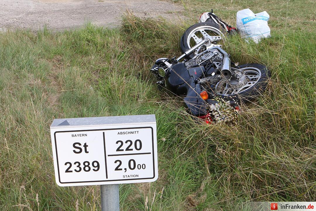 Motorradfahrer prallt bei Ettenstatt gegen Traktor