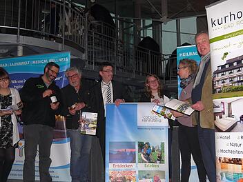 Alle Prospekte sind da, die Schnapsproben auch, die druckfrischen Unterkunftsverzeichnisse  und Freizeittipps des Tourismus-Vereins Coburg-Rennsteig sowieso.  Dann  können (von links) Nancy Grau, Rainer Möbus, Christof Pilarzyk, Christin Jänsch, Stine Michel und Michael Amthor ja mit einem guten Gefühl zur "Grünen Woche" nach Berlin fahren.BertholdKöhler
