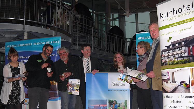 Alle Prospekte sind da, die Schnapsproben auch, die druckfrischen Unterkunftsverzeichnisse  und Freizeittipps des Tourismus-Vereins Coburg-Rennsteig sowieso.  Dann  können (von links) Nancy Grau, Rainer Möbus, Christof Pilarzyk, Christin Jänsch, Stine Michel und Michael Amthor ja mit einem guten Gefühl zur "Grünen Woche" nach Berlin fahren.BertholdKöhler