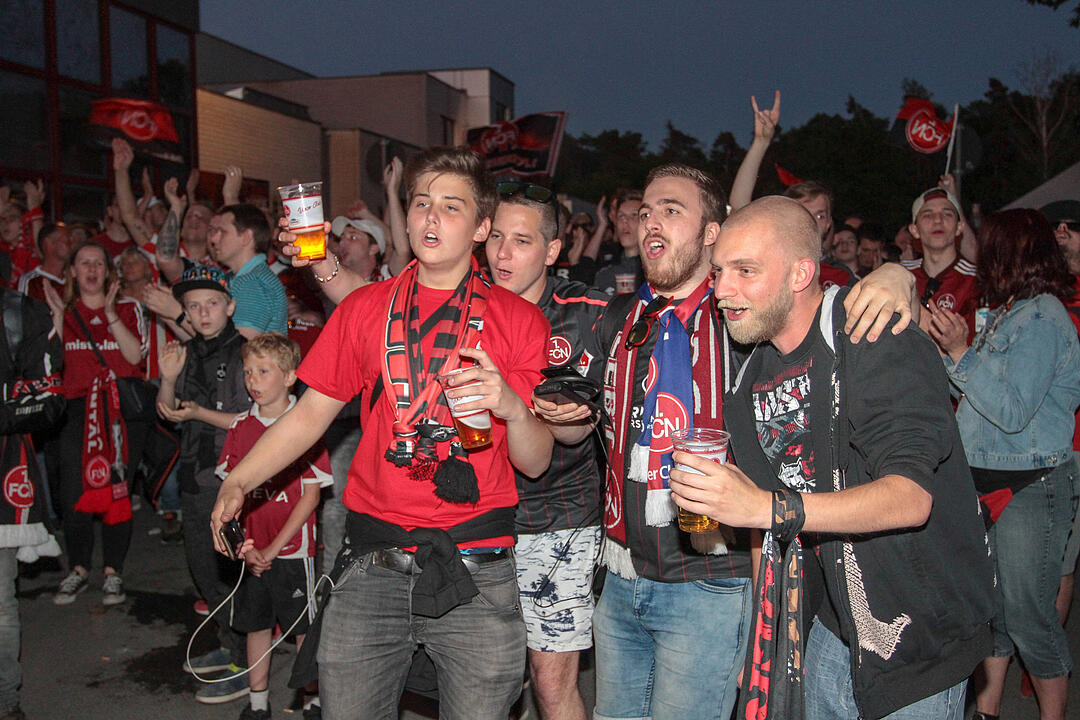 1. FCN steigt auf: Fans feiern in Nürnberg