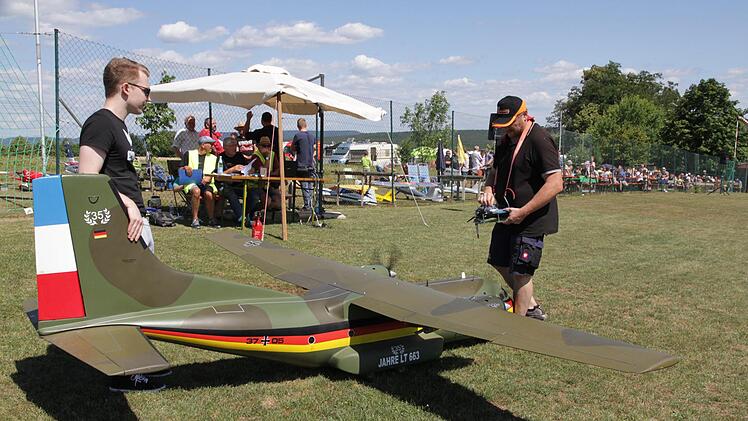 Die Transall von Stefan Werner aus Knetzgau (rechts vor dem originalgetreu nachgebauten Flugzeug) Foto: Mathias Erlwein