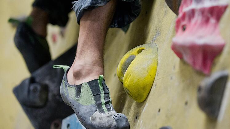 Bei diesen Aktivitäten in Nürnberg ist das Wetter egal und man bewegt  sich trotzdem. Zum Beispiel beim Bouldern oder Klettern in einer der Hallen in Nürnberg. Foto: Rolf Vennenbernd/dpa