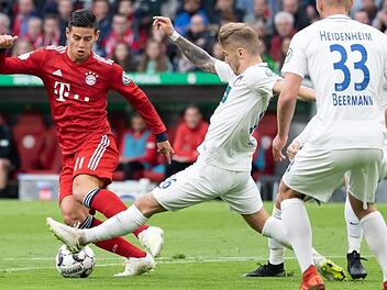 Im Viertelfinale des DFB-Pokals durfte Niklas Dorsch (Mitte) 52 Minuten lang mitwirken, ehe er gelb-rot gef&auml;hrdet ausgewechselt wurde. Der 21-J&auml;hrige scheiterte mit Heidenheim bei seinem Ex-Klub FC Bayern M&uuml;nchen um James Rodriguez knapp mit 4:5. Foto: Sven Hoppe/dpa