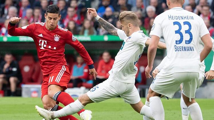 Im Viertelfinale des DFB-Pokals durfte Niklas Dorsch (Mitte) 52 Minuten lang mitwirken, ehe er gelb-rot gef&auml;hrdet ausgewechselt wurde. Der 21-J&auml;hrige scheiterte mit Heidenheim bei seinem Ex-Klub FC Bayern M&uuml;nchen um James Rodriguez knapp mit 4:5. Foto: Sven Hoppe/dpa