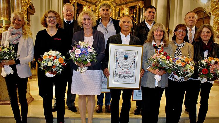 Die Geehrten: (von links) Ilona Seufert, Antje Kopp, Reiner Baden, Sandra Metz, Andreas Schmitt, Reiner Müller, Johannes Keßler, Anita Oeser-Geyer, Lydia Oppelt, Thomas Bold und Ulrike Keßler. Foto: Werner Vogel