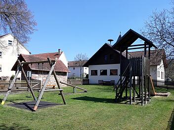Die Spielplatzfläche vor dem Feuerwehr- und Dorfgemeinschaftshaus in Nickersfelden. Hauptattraktion soll ein neues Klettergerüst werden. Archivgoto: Stefan Metz