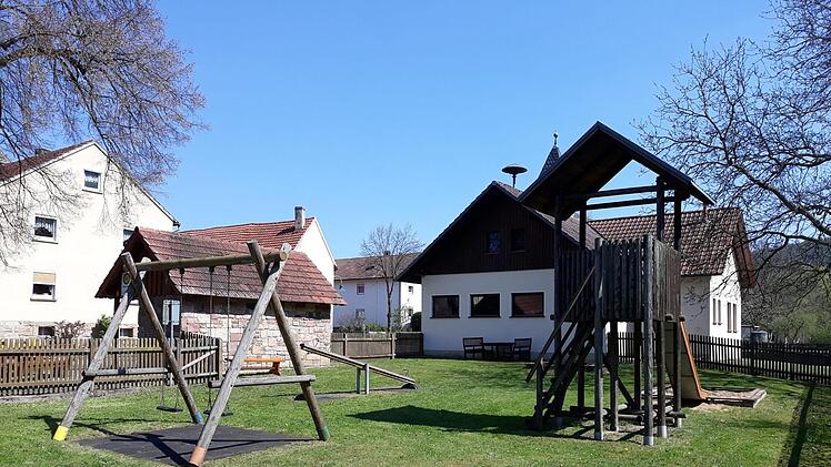Die Spielplatzfläche vor dem Feuerwehr- und Dorfgemeinschaftshaus in Nickersfelden. Hauptattraktion soll ein neues Klettergerüst werden. Archivgoto: Stefan Metz