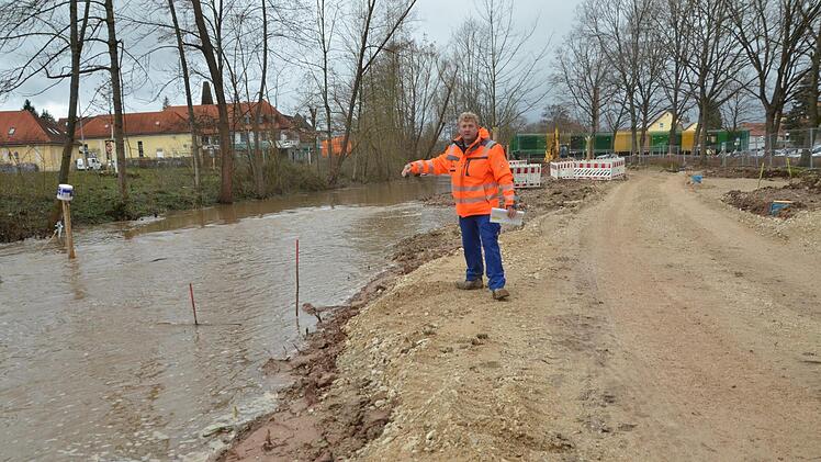 Polier Franz Dinkel am Aurachufer: Ende Mai soll alles fertig sein.  Fotos: Bernhard Panzer