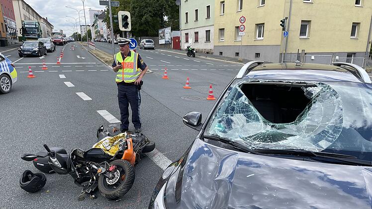 Hof: Motorradfahrer bei Crash schwer verletzt