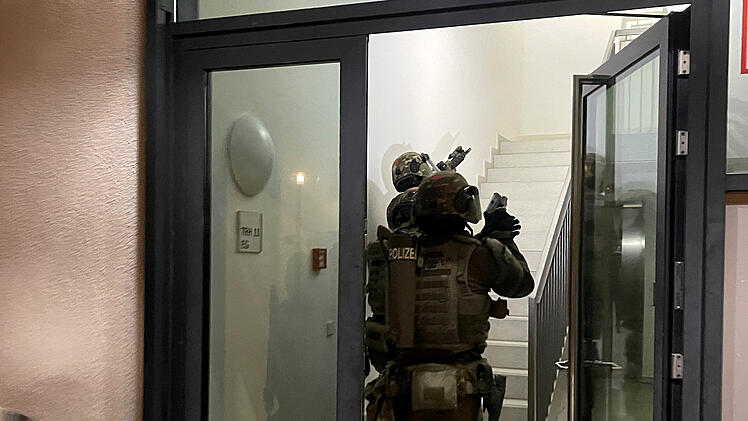Spezialkräfte der Polizei durchsuchen zehn Gebäude in München