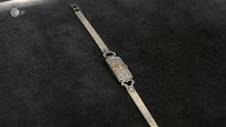 Als weiteres Objekt der Sendung wurde eine Schmuck-Uhr von Heide Rezepa-Zabel auf die 1930er-Jahre datiert. Die Art-d&eacute;co-Uhr von die Zenith war aus 750er Wei&szlig;gold und Platin mit 64 Diamanten gefertigt. Gew&uuml;nscht wurden 2.000 Euro, gesch&auml;tzt 2.900 bis 3.000 Euro und von Susanne Steiger schlie&szlig;lich 2.850 Euro gezahlt.