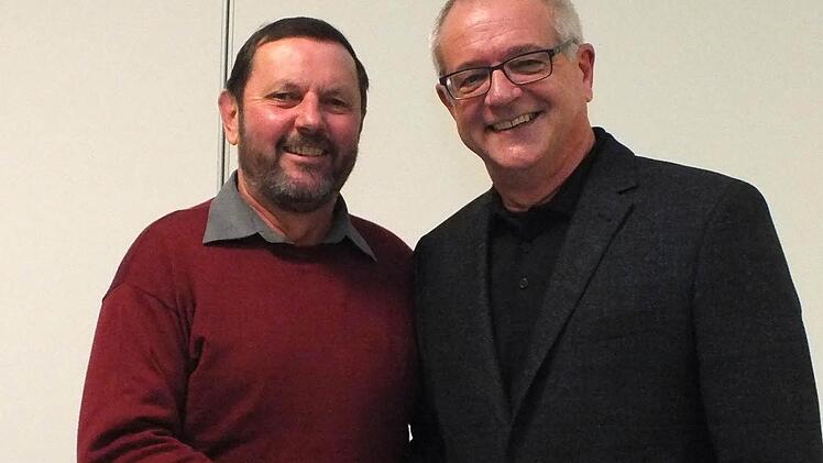 Winfried Hein wurde zum Ehrenmitglied ernannt. Vorsitzender Thomas Reuß gratuliert.